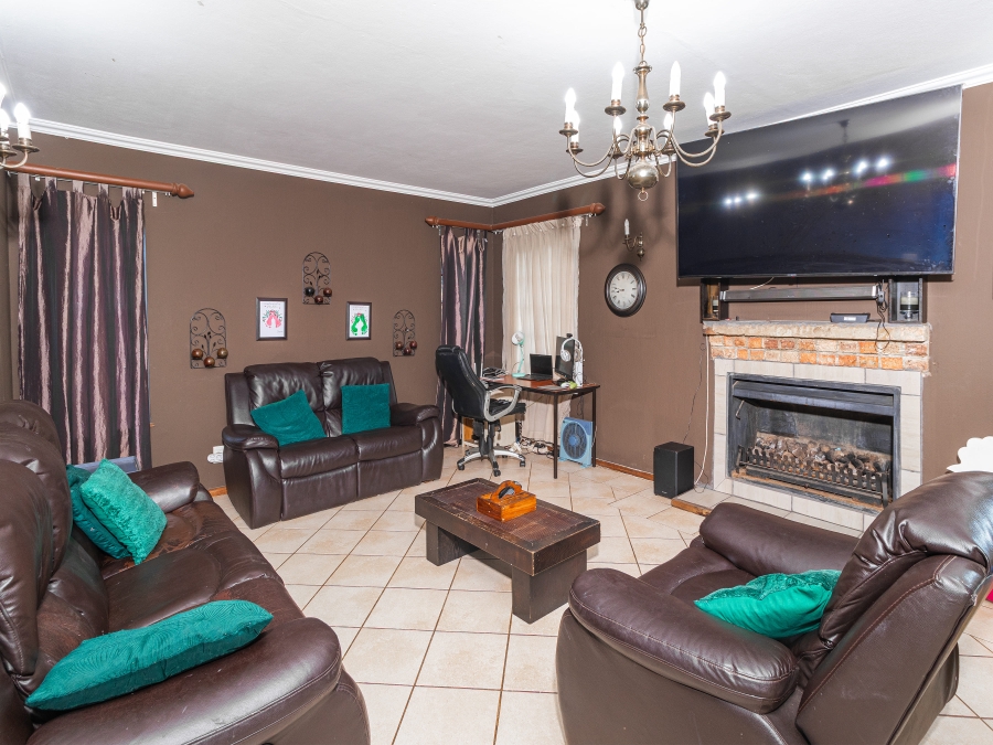 9 Bedroom Property for Sale in Glen Austin Gauteng