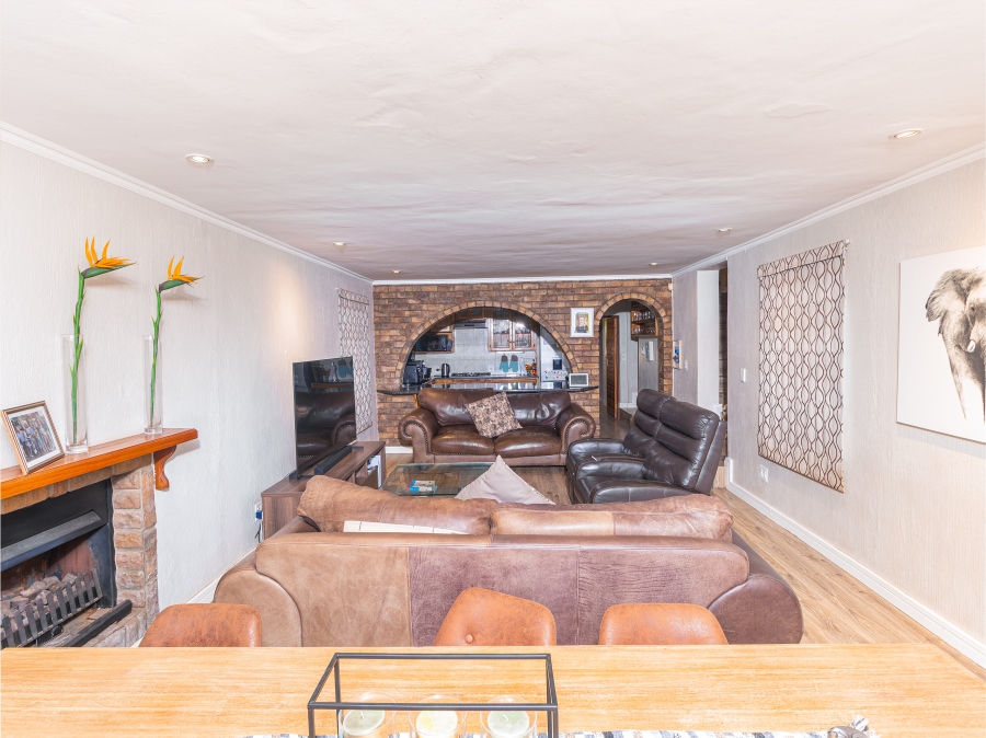 9 Bedroom Property for Sale in Glen Austin Gauteng