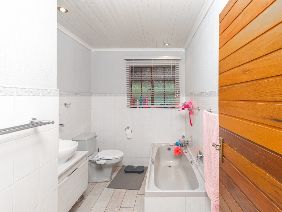 9 Bedroom Property for Sale in Glen Austin Gauteng