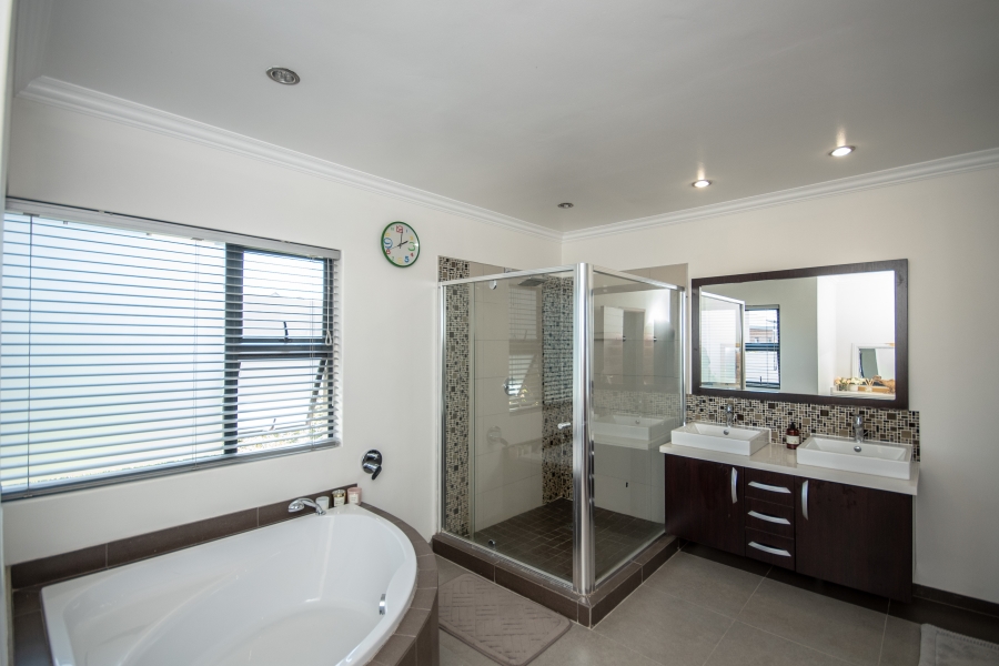 4 Bedroom Property for Sale in Waterfall Country Village Gauteng