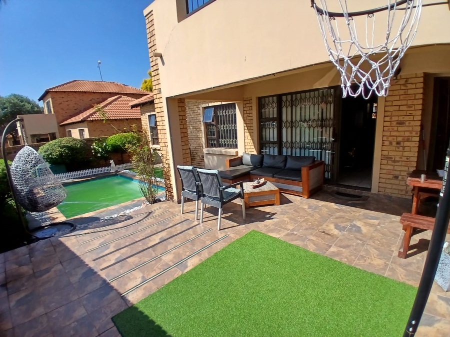 3 Bedroom Property for Sale in Silver Lakes Gauteng
