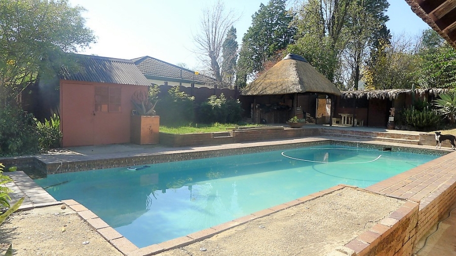 11 Bedroom Property for Sale in Fontainebleau Gauteng