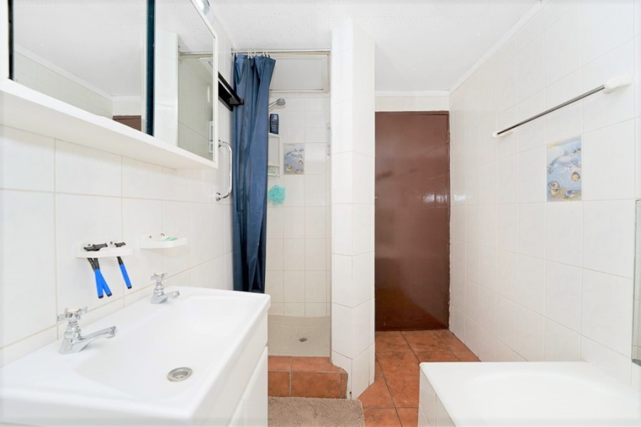 11 Bedroom Property for Sale in Fontainebleau Gauteng