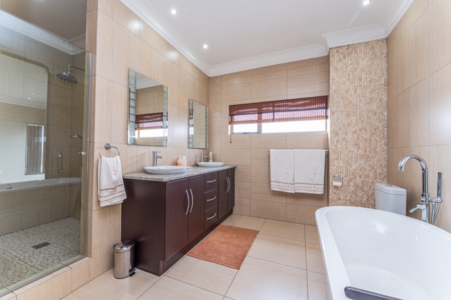 5 Bedroom Property for Sale in Aquavista Mountain Estate Gauteng