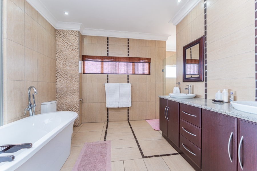 5 Bedroom Property for Sale in Aquavista Mountain Estate Gauteng