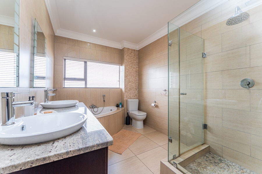 5 Bedroom Property for Sale in Aquavista Mountain Estate Gauteng