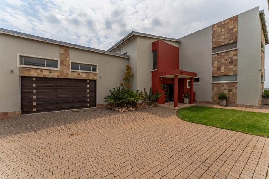 5 Bedroom Property for Sale in Aquavista Mountain Estate Gauteng