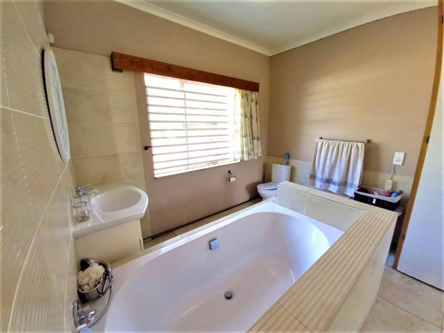 4 Bedroom Property for Sale in Hartbeesfontein AH Gauteng