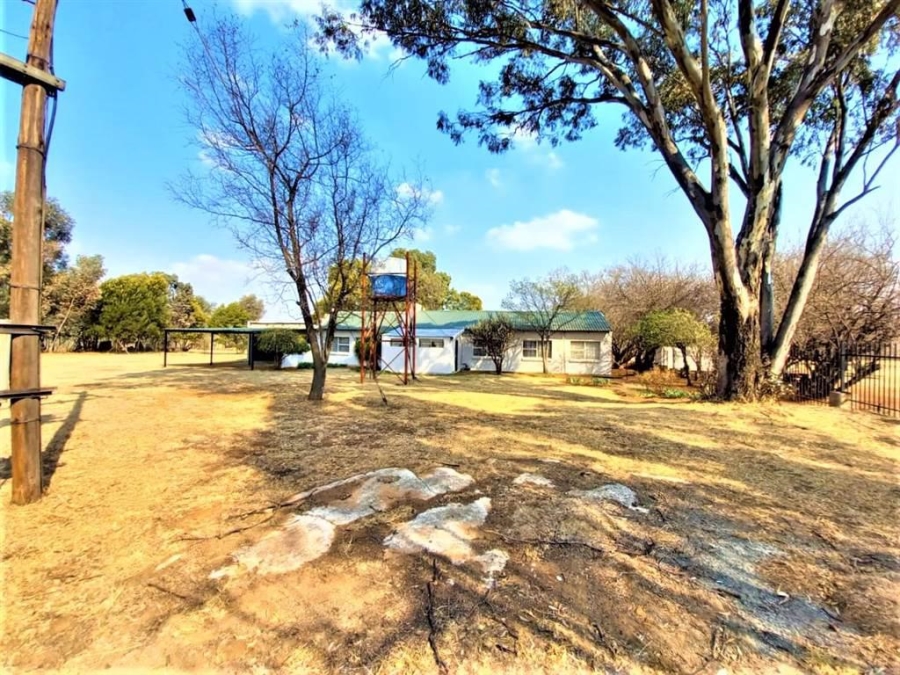 4 Bedroom Property for Sale in Hartbeesfontein AH Gauteng