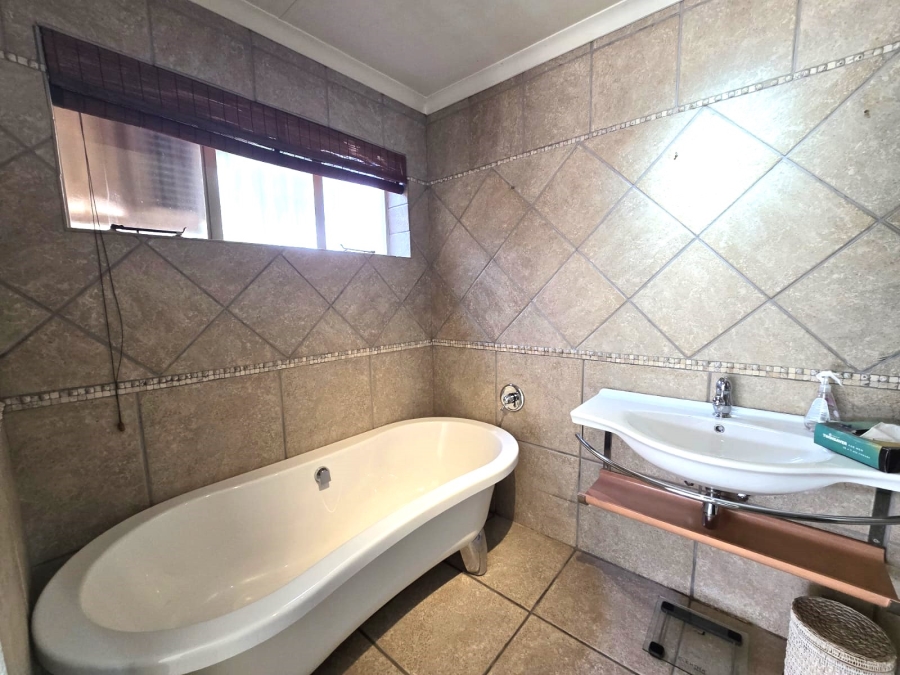 6 Bedroom Property for Sale in Selcourt Gauteng