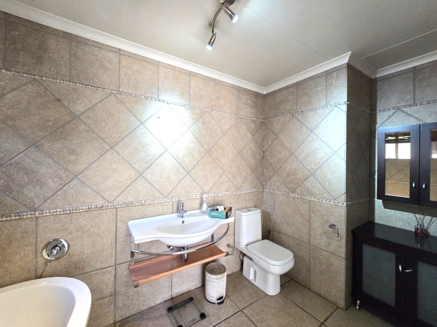 6 Bedroom Property for Sale in Selcourt Gauteng