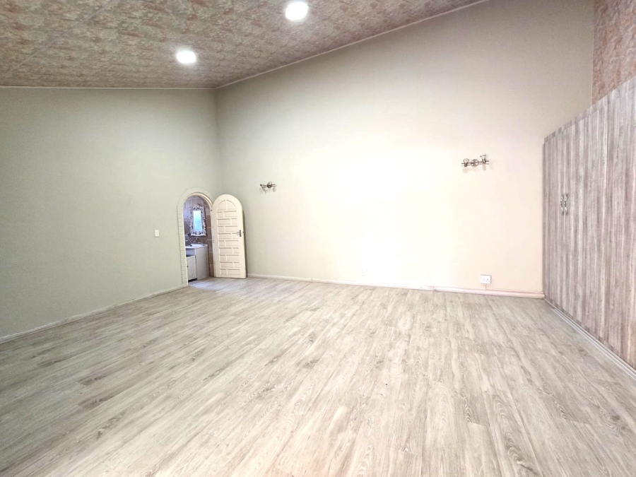 6 Bedroom Property for Sale in Selcourt Gauteng