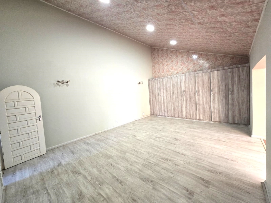 6 Bedroom Property for Sale in Selcourt Gauteng