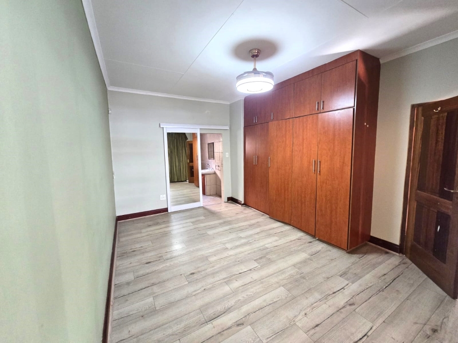 6 Bedroom Property for Sale in Selcourt Gauteng