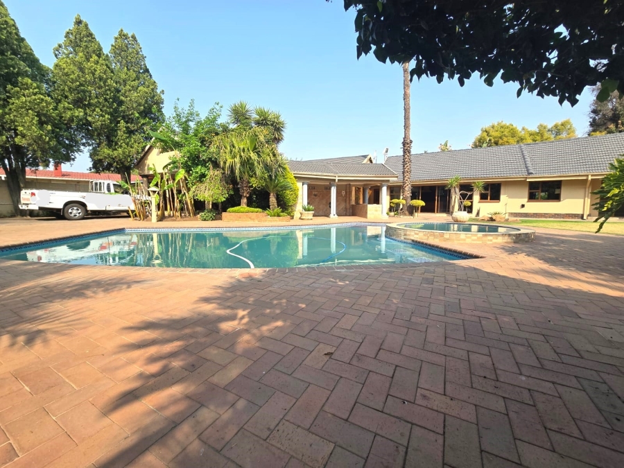 6 Bedroom Property for Sale in Selcourt Gauteng