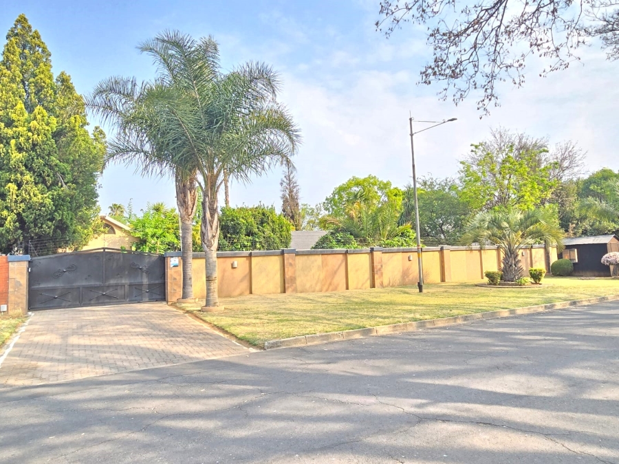 6 Bedroom Property for Sale in Selcourt Gauteng