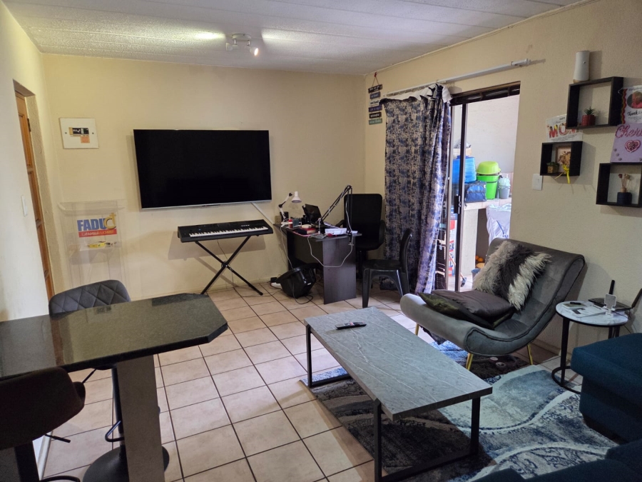 To Let 2 Bedroom Property for Rent in Maroeladal Gauteng