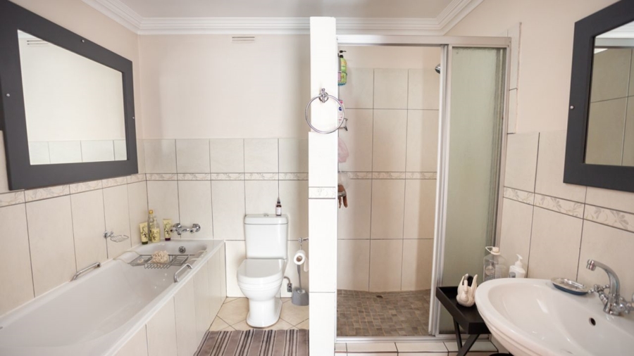 5 Bedroom Property for Sale in Kenleaf Gauteng