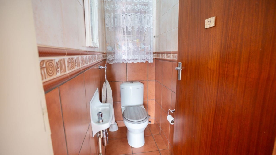 5 Bedroom Property for Sale in Kenleaf Gauteng