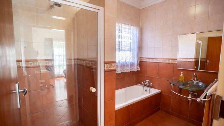 5 Bedroom Property for Sale in Kenleaf Gauteng