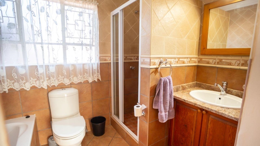 5 Bedroom Property for Sale in Kenleaf Gauteng