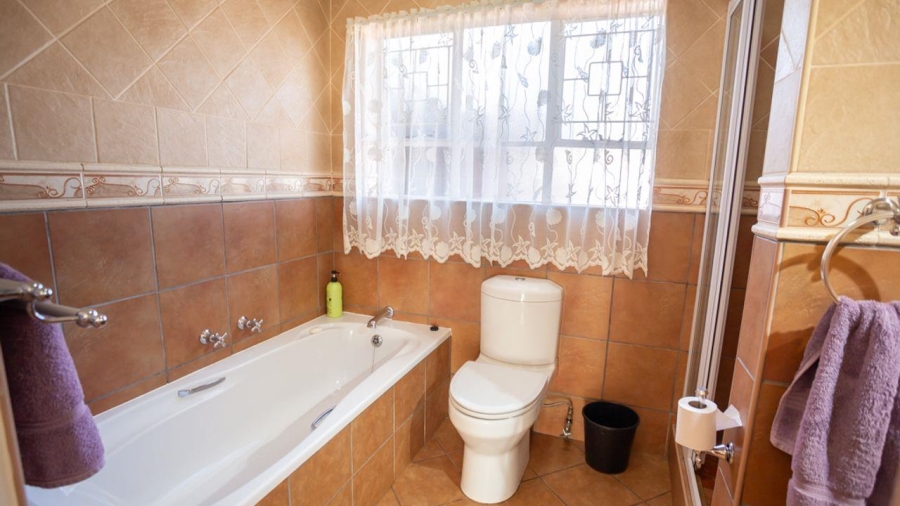 5 Bedroom Property for Sale in Kenleaf Gauteng