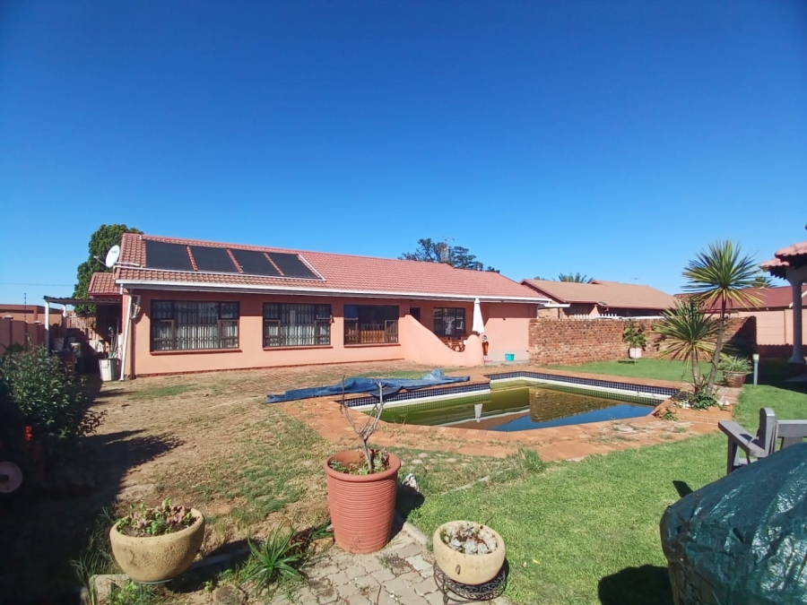 5 Bedroom Property for Sale in Groblerpark Gauteng