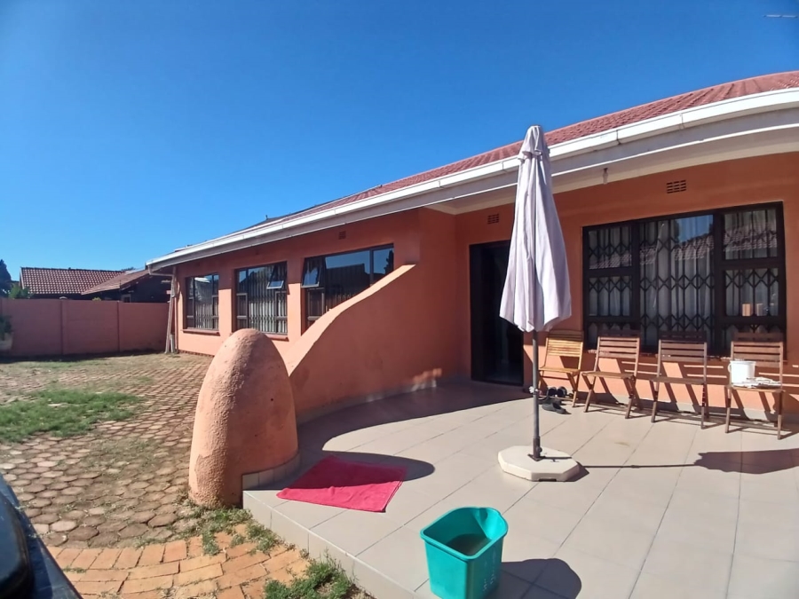 5 Bedroom Property for Sale in Groblerpark Gauteng