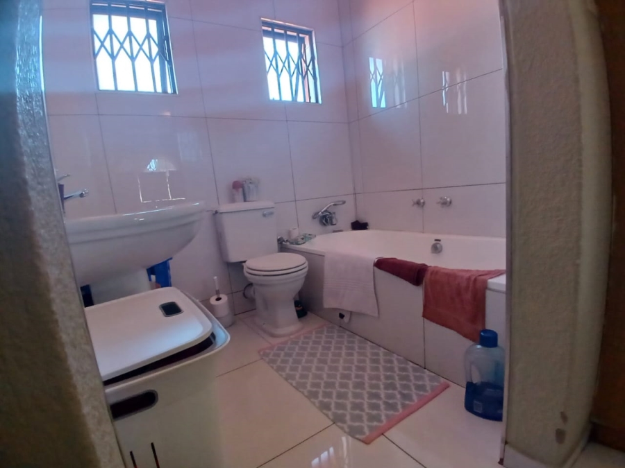 5 Bedroom Property for Sale in Groblerpark Gauteng