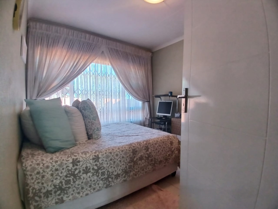 5 Bedroom Property for Sale in Groblerpark Gauteng
