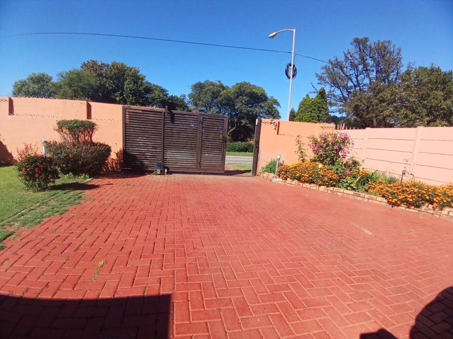 5 Bedroom Property for Sale in Groblerpark Gauteng