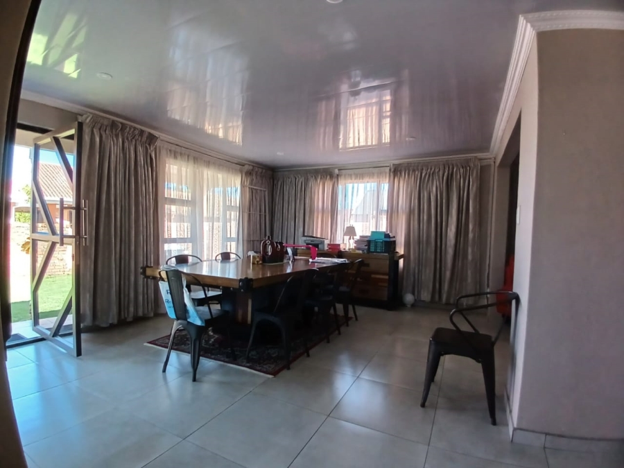 5 Bedroom Property for Sale in Groblerpark Gauteng