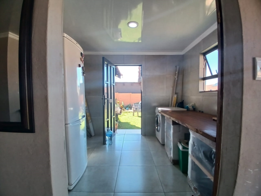 5 Bedroom Property for Sale in Groblerpark Gauteng