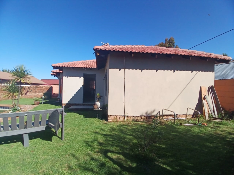 5 Bedroom Property for Sale in Groblerpark Gauteng