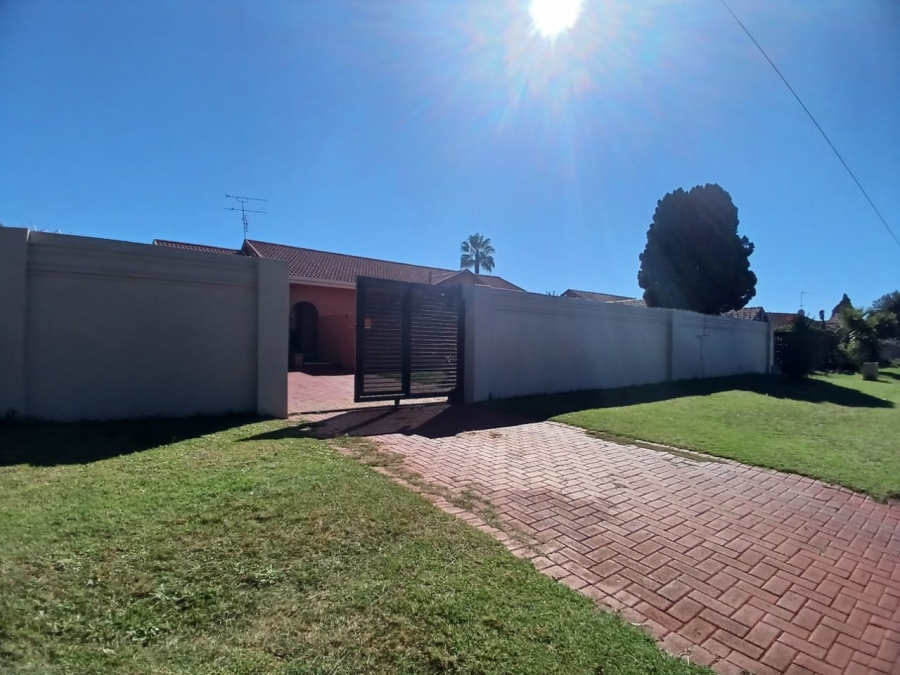 5 Bedroom Property for Sale in Groblerpark Gauteng
