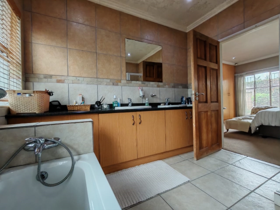 3 Bedroom Property for Sale in Three Rivers Proper Gauteng