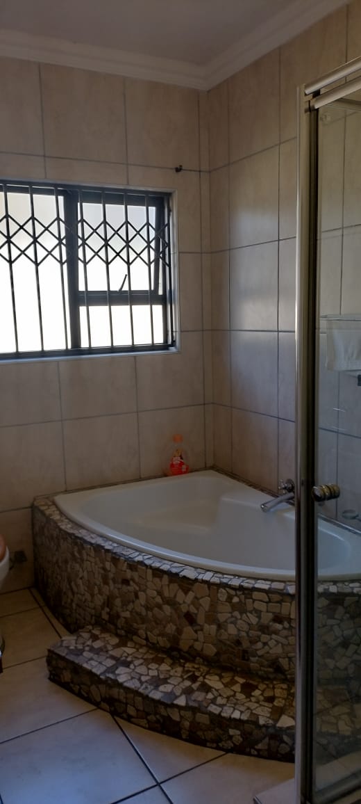 4 Bedroom Property for Sale in Glen Marais Gauteng