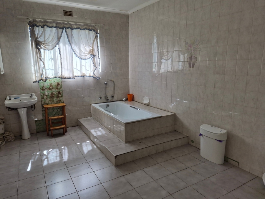 6 Bedroom Property for Sale in Homestead Apple Orchards Gauteng
