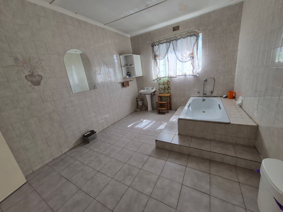 6 Bedroom Property for Sale in Homestead Apple Orchards Gauteng