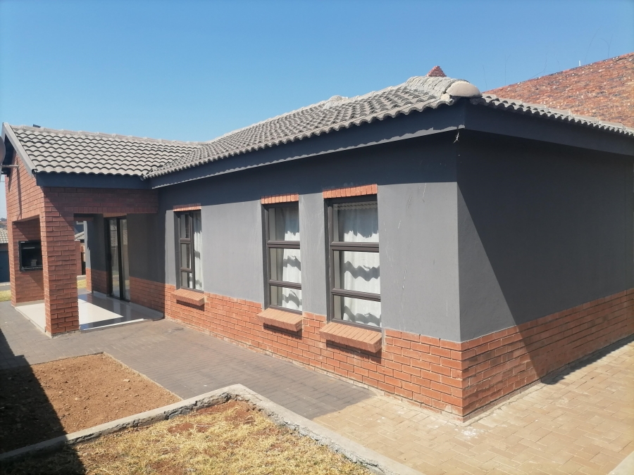3 Bedroom Property for Sale in Clayville Gauteng