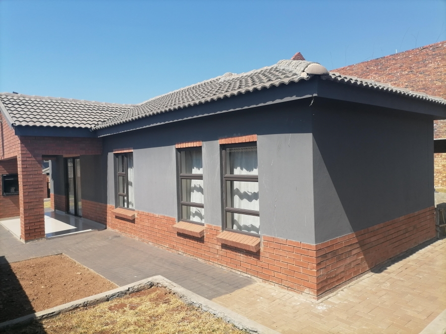 3 Bedroom Property for Sale in Clayville Gauteng