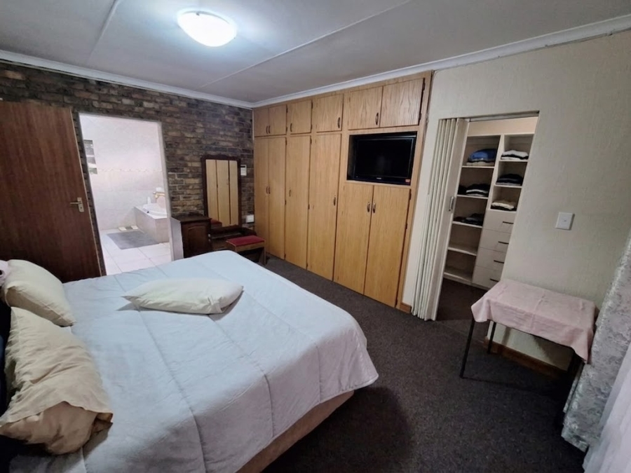 4 Bedroom Property for Sale in Vanderbijlpark SE 2 Gauteng