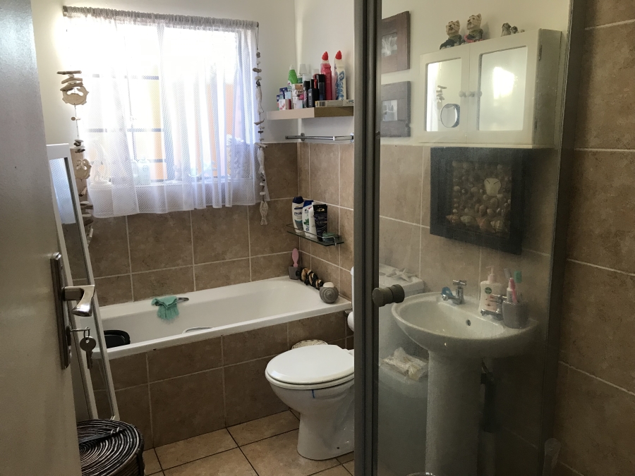 2 Bedroom Property for Sale in Sonneveld Gauteng