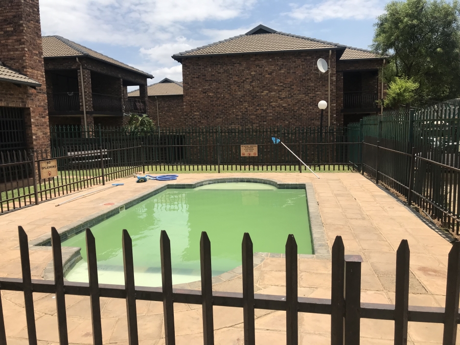 2 Bedroom Property for Sale in Sonneveld Gauteng