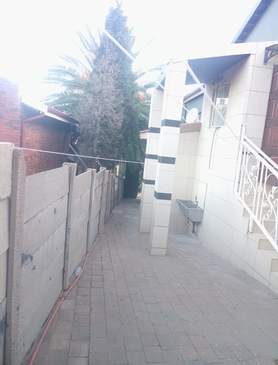 5 Bedroom Property for Sale in Erasmia Gauteng