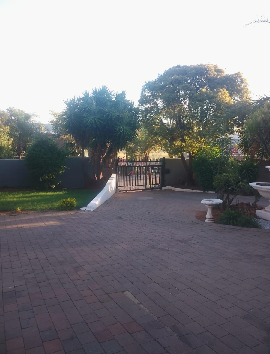 5 Bedroom Property for Sale in Erasmia Gauteng