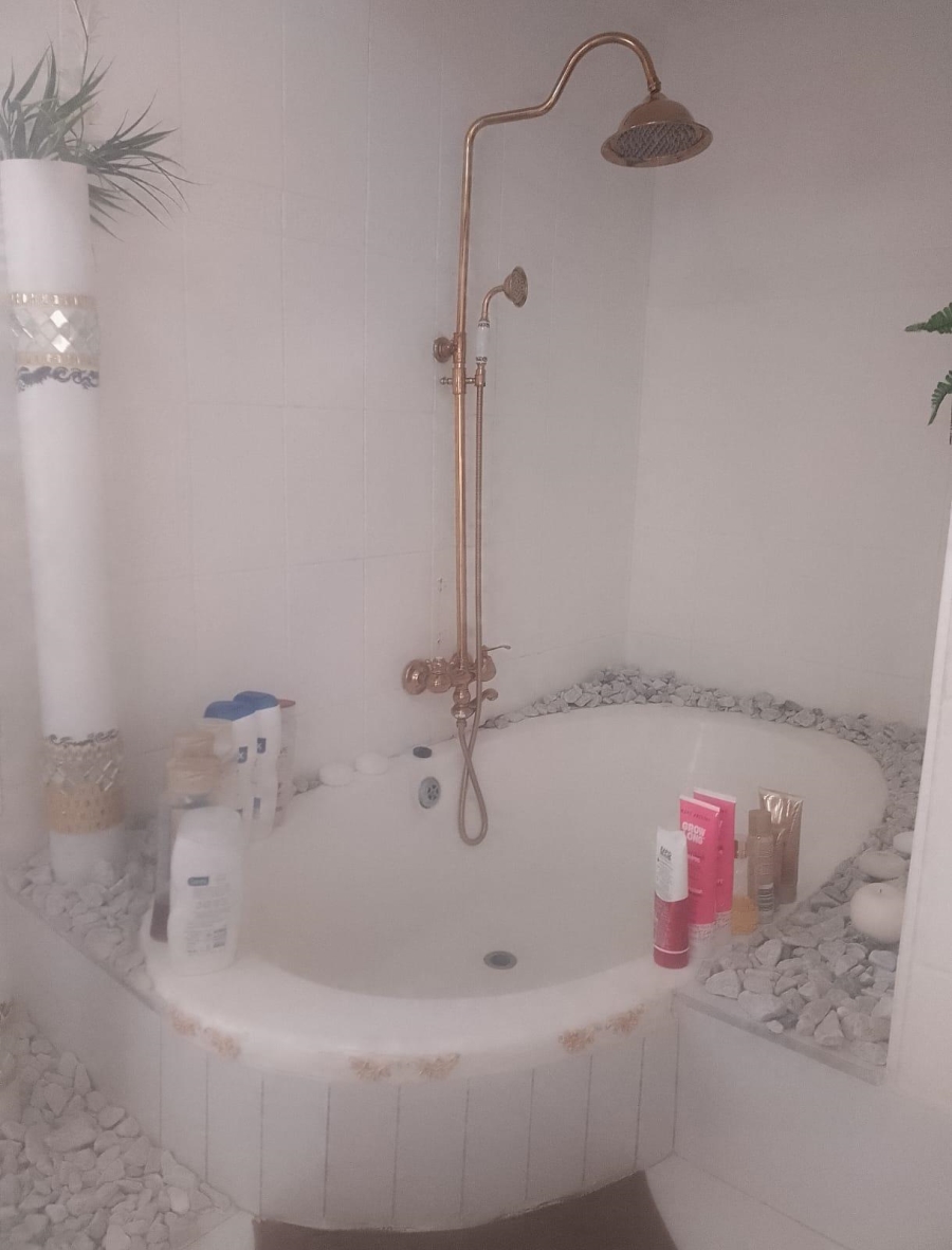 5 Bedroom Property for Sale in Erasmia Gauteng