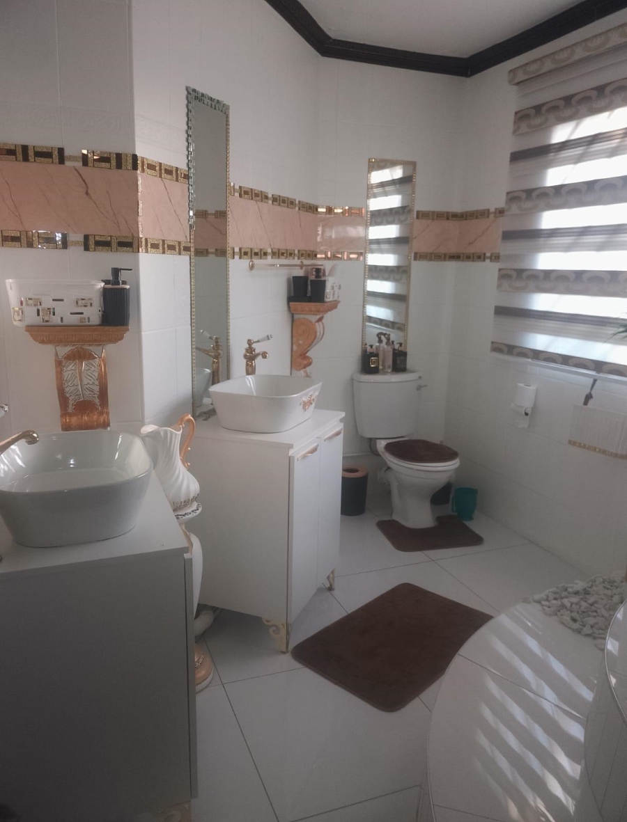 5 Bedroom Property for Sale in Erasmia Gauteng