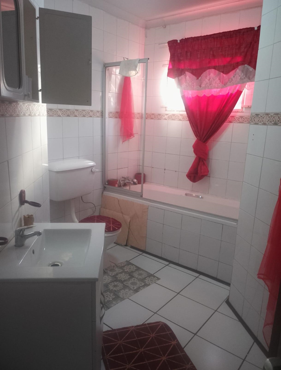 5 Bedroom Property for Sale in Erasmia Gauteng