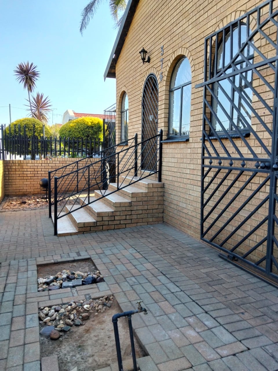 7 Bedroom Property for Sale in Laudium Gauteng